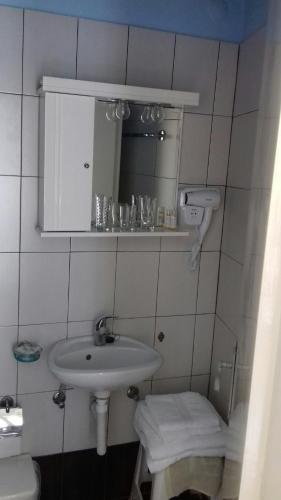 un baño con lavabo y espejo en Belvedere, en Pythagoreio