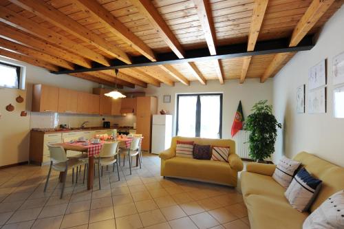 a kitchen and living room with a couch and a table at Casa Vacanze DalMolin in Valeggio sul Mincio