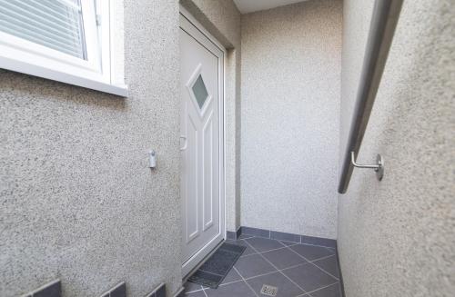 a door in a room with a tiled floor at Apartment 1 Zimmer EG in Ratingen