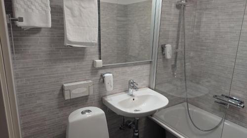 Un baño de Best Western Centralhotellet