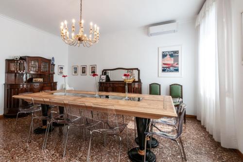 a dining room with a wooden table and chairs at Ve-nice Suite Rialto SP720-4 in Venice