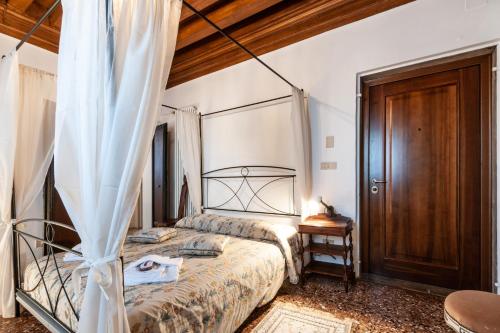 - une chambre avec un lit et un plafond en bois dans l'établissement Ve-nice Suite Rialto SP720-4, à Venise