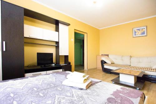 sala de estar con cama y sofá en ApartLux on Prospekt Vernadskogo, en Moscú