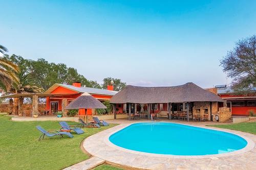 Bazén v ubytování Auas Safari Lodge nebo v jeho okolí