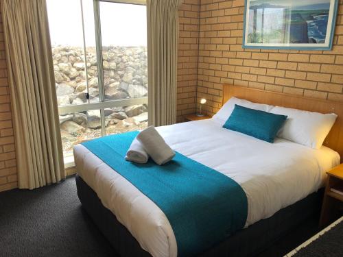 Llit o llits en una habitació de Port Campbell Parkview Motel & Apartments
