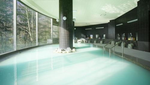那須的住宿－Hotel Laforet Nasu，大楼内带蓝色灯光的游泳池
