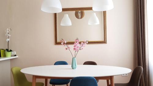 una mesa de comedor con un jarrón de flores. en CBS Apartments Budapest, en Budapest