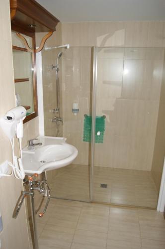 y baño con ducha y lavamanos. en Apartamentos Don Clemente, en Las Rozas