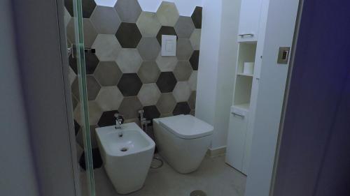 a small bathroom with a toilet and a sink at Levante Luxury Room in Giovinazzo