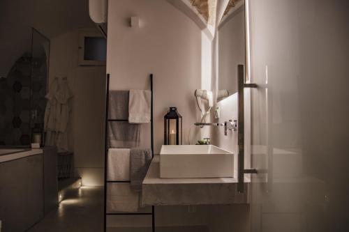 y baño con lavabo blanco y espejo. en Levante Luxury Room, en Giovinazzo