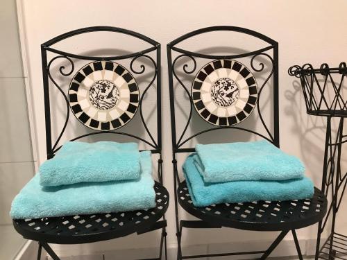 a bathroom with two chairs with towels on them at Gästezimmer bei Ingrid in Tübingen