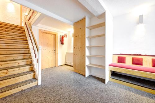 un couloir avec des escaliers et un lit dans une chambre dans l'établissement Appartement Familiennest Zentral by A-Appartments, à Brand