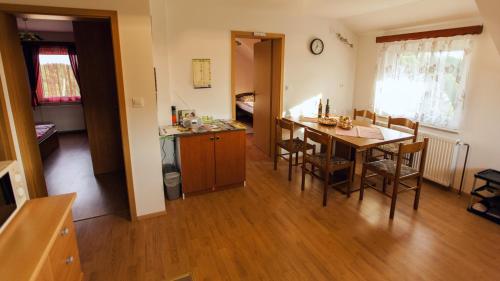 Apartment House Sumrakにあるキッチンまたは簡易キッチン