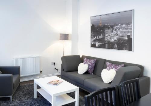 A seating area at Campbell Park Serviced Properties - Shortstay MK 