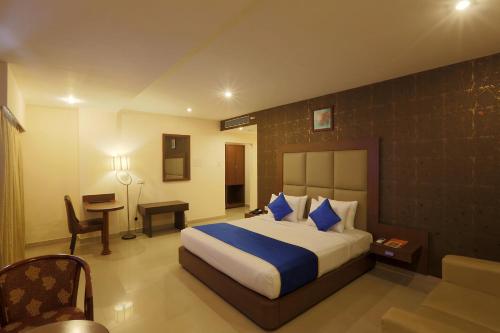Een bed of bedden in een kamer bij The Contour Hotel