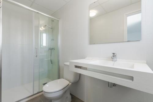 La salle de bains est pourvue de toilettes, d'un lavabo et d'une douche. dans l'établissement Panorama, à Port de Pollença