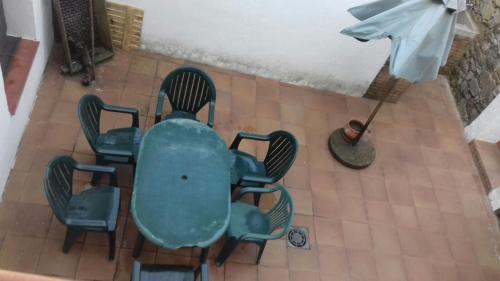 an overhead view of a table and chairs with an umbrella at Casa Rural del Río Tejos in El Hornillo