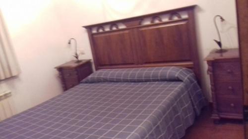 sypialnia z łóżkiem i 2 szafkami nocnymi w obiekcie Casa Rural del Río Tejos w mieście El Hornillo