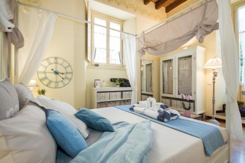 una camera da letto con un grande letto con cuscini blu di Old Borgo Vico a Como