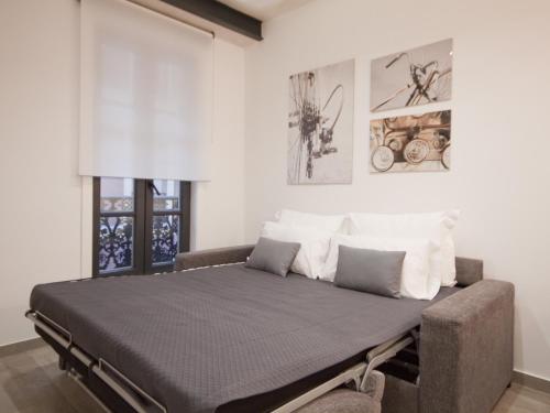 duże łóżko w pokoju z: w obiekcie Apartamento nuevo y de lujo en puerta del sol w Madrycie
