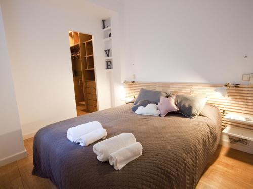 1 dormitorio con 1 cama con 2 toallas en Precioso apartamento en la latina palacio real en Madrid