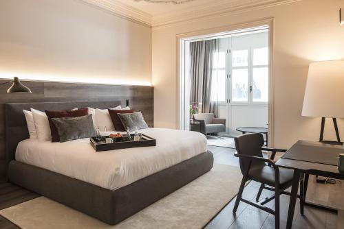 Un pat sau paturi într-o cameră la Casagrand Luxury Suites