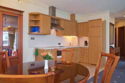 Η κουζίνα ή μικρή κουζίνα στο SEETELHOTEL Ostseeresidenz Ahlbeck