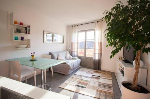 un salon avec une table et un canapé dans l'établissement Le Piano par Dodo-a-Cassis, à Cassis