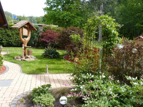 Сад в Ferienwohnung im Wald mit Kamin