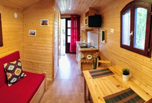 une chambre avec un banc et une table dans une cabine dans l'établissement Roulotte Comtoise à Strasbourg, à Strasbourg