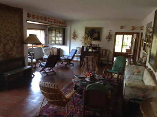 a living room with chairs and a couch at Agriturismo La Casa sul Poggio in Santo Stefano dʼAveto