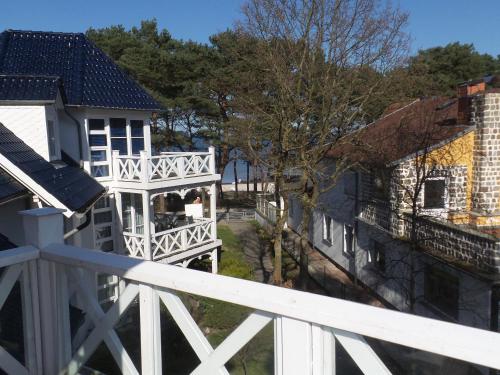 un balcón blanco con una barandilla blanca junto a un edificio en FeWos direkt am Strand , mit Balkon und teilweise mit Meerblick, Haus Strelasund, Binz en Binz