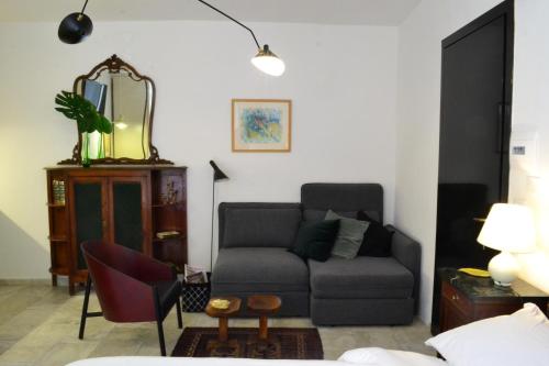 a living room with a couch and a mirror at Casa Messi in Pitigliano