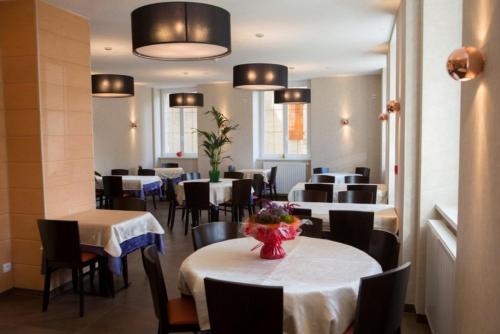 une salle à manger avec des tables et des chaises ainsi qu'une salle avec des tables et des chaises dans l'établissement Le Soleil d'Or, à Metzeral