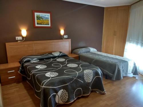 オウレンセにあるHostal Lidoのベッドルーム1室(ベッド2台付)