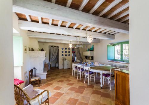 cocina y comedor con mesa y sillas en Il Colle sulla Flaminia, en Massa Martana