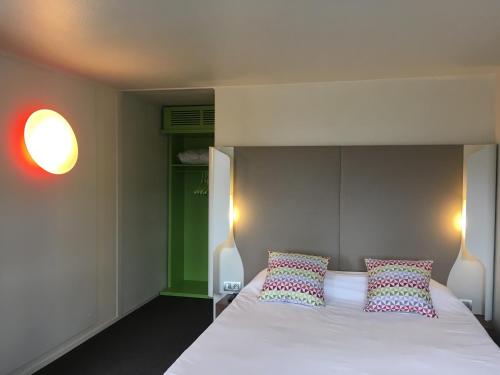 En eller flere senge i et værelse på Campanile Saint-Etienne Est- Saint-Chamond