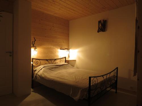 een slaapkamer met een bed met twee lampjes aan de muur bij Le gite du grand cèdre - proche des gorges du Verdon in Allemagne-en-Provence