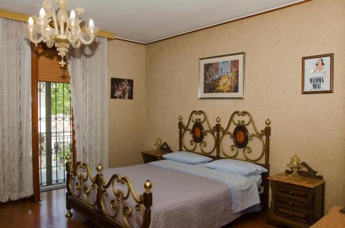a bedroom with a bed and a chandelier at B&B Mamma Mia Family House in Peschiera del Garda