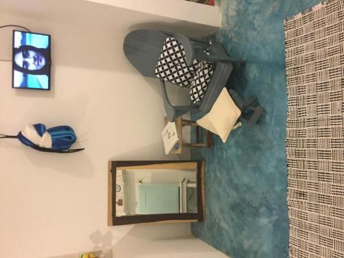 un espejo colgando de una pared con una pistola de espejo en La Casa de Ñaña, en Isla Holbox