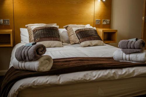 سرير أو أسرّة في غرفة في County Hall Apartment Hotel