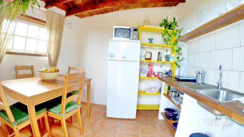 El AmparoにあるCountry private studioのキッチン(テーブル、白い冷蔵庫付)