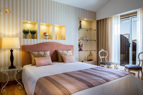a bedroom with a large bed with pink pillows at Casa Altamira in Espadanedo