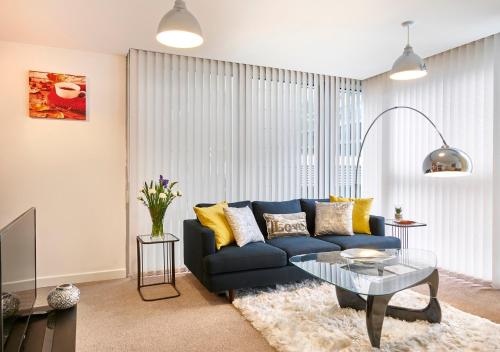 A seating area at The Hub Serviced Apartments- Shortstay MK 