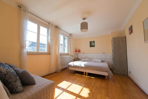 a small bedroom with two beds and a window at Appartement T3 Aux Deux Cigognes Gries in Gries