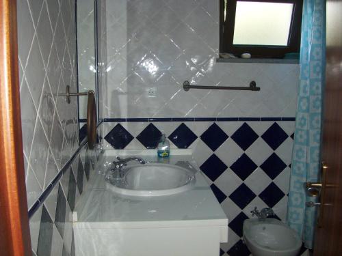 ルース・デ・タビラにあるA casa da Mariaのバスルーム(洗面台、トイレ付)
