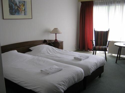 Een bed of bedden in een kamer bij Fletcher Hotel Restaurant Dinkeloord