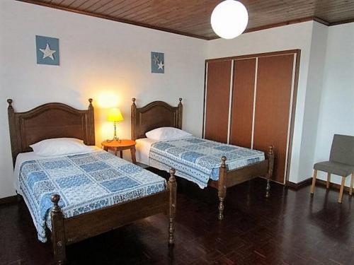 ラゴアにあるCasa do Cruzeiroのベッドルーム1室(ベッド2台、椅子付)