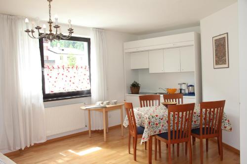a kitchen and dining room with a table and chairs at Residence Flora in Solda
