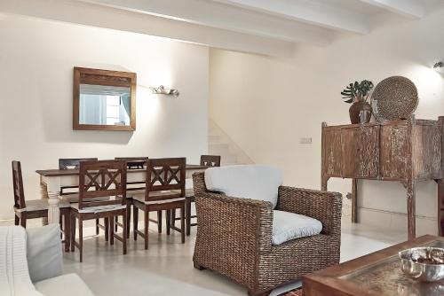 a living room with a dining room table and chairs at PortoSense Almada in Porto